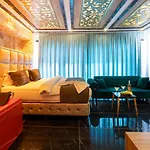 Holiday Business Suit Otel