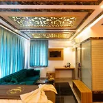 Holiday Business Suit Otel