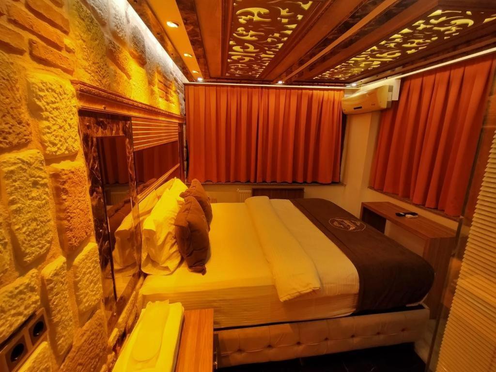 Business Hotel *